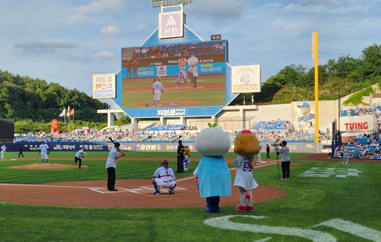 “또 하나의 국가대표를 응원합니다”… 대구보훈청-삼성라이온즈, 제복근무자 시구 행사
