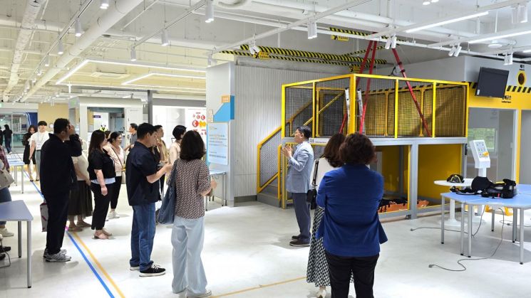 경복대학교가 'Rising Day(라이징 데이)' 행사 참석자를 대상으로 설명을 하고 있다. 경복대학교 제공