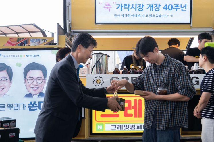 강태영 NH농협은행장이 간식행사에서 쌀 소비 촉진 홍보활동의 일환으로 농협 즉석밥을 나누어 주고 있다. NH농협은행