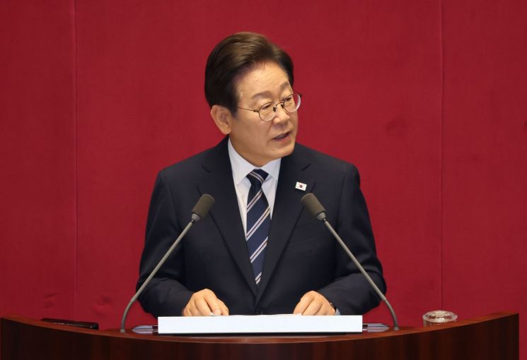 이재명 대통령이 26일 서울 여의도 국회 본회의장에서 정부의 2차 추가경정예산안 제출과 관련해 첫 시정연설을 하고 있다. 국회사진기자단 연합뉴스