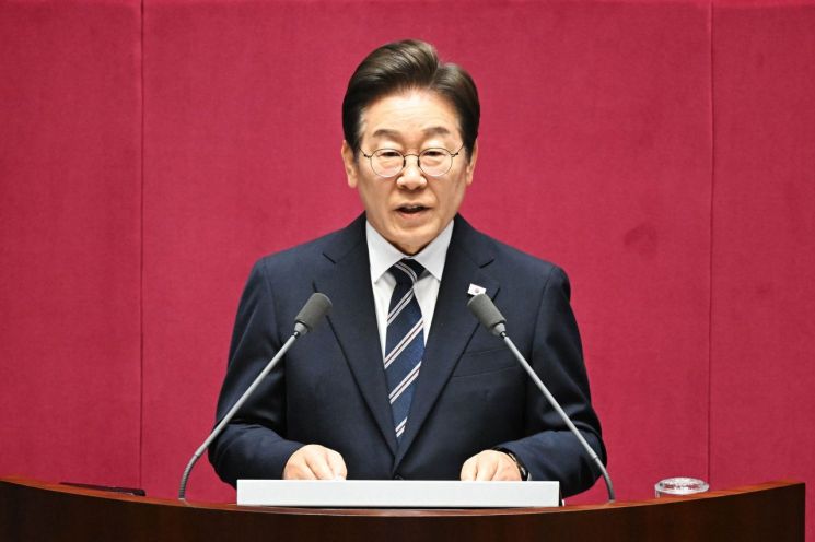 李대통령 첫 국회 시정연설 "긴축 고집은 무책임, 경제 뛰도록 정부 나설 때"