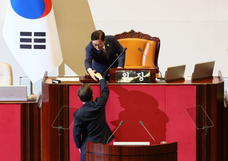 李대통령 첫 국회 시정연설 "긴축 고집은 무책임, 경제 뛰도록 정부 나설 때"