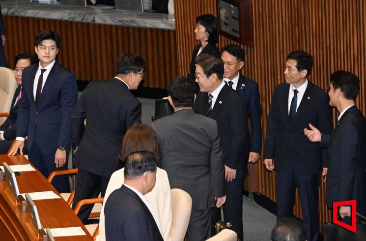 이재명 대통령이 26일 국회 본회의장에서 정부의 2차 추가경정예산안 제출과 관련 첫 시정연설을 마친 뒤 권성동 국민의힘 의원과 인사하고 있다. 2025.6.26 국회사진기자단