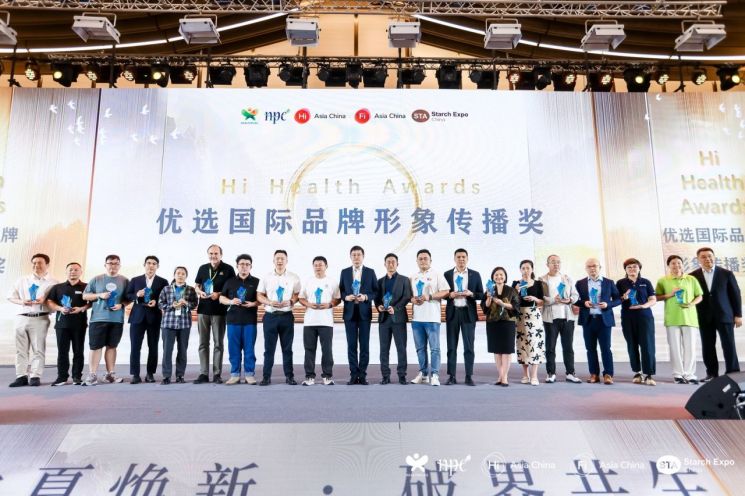 최근 중국 상하이에서 열린 'HNC 2025 (Healthplex Expo)' 시상식에서 수상 기업 관계자들이 기념촬영을 하고 있다. 노바렉스 제공