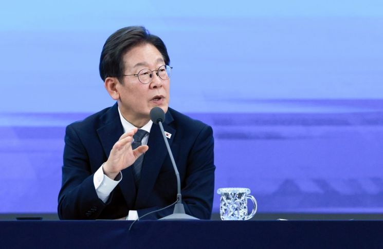 이재명 대통령이 25일 광주광역시 국립아시아문화전당에서 열린 '광주시민·전남도민 타운홀미팅'에 참석해 행사 참석자들과 지역 현안에 대해 논의하고 있다. 대통령실통신사진기자단