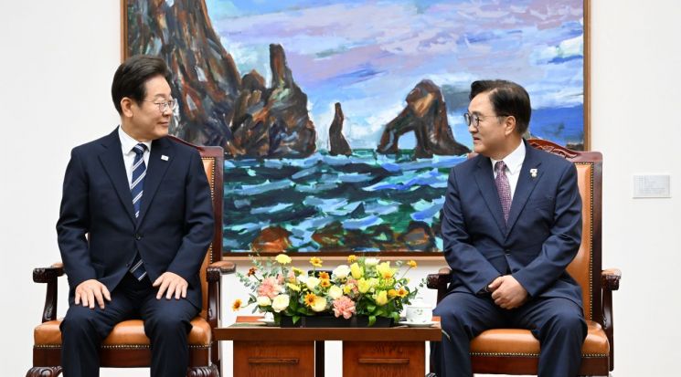 이재명 대통령이 26일 국회에서 추가경정예산 시정연설에 앞서 우원식 국회의장과 환담하고 있다. 연합뉴스