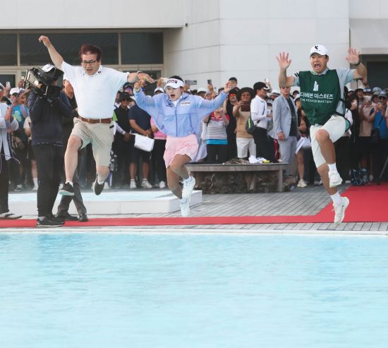 노승희가 더헤븐 마스터즈 우승 직후 아버지 노호원씨, 캐디 안대훈과 물속에 뛰어드는 세리머니를 펼치고 있다. 사진제공=KLPGA