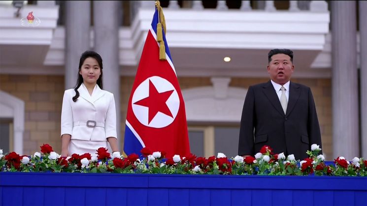 지난달 24일 원산갈마해안관광지구 준공식에 참석한 김정은 북한 국무위원장과 딸 주애의 모습. 조선중앙TV 연합뉴스
