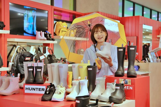광주신세계, 장마철 앞두고 '장화' 선봬
