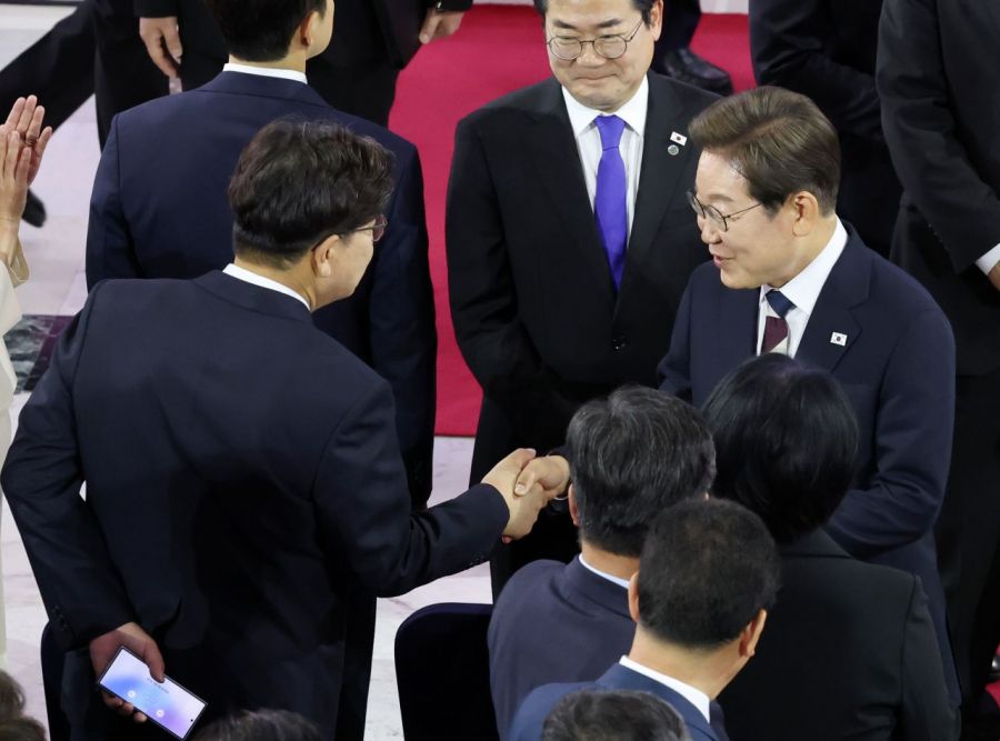 이재명 대통령이 지난 4일 서울 여의도 국회에서 열린 제21대 대통령 취임선서식에 입장해 국민의힘 권성동 원내대표와 인사하고 있다. 연합뉴스