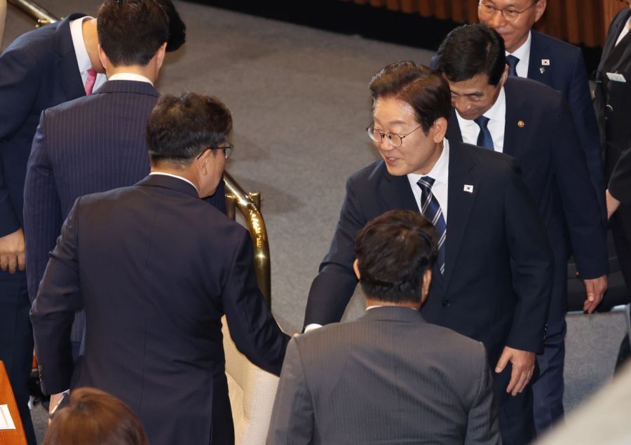 이재명 대통령이 26일 국회 본회의장에서 추가경정예산 시정연설을 마친 뒤 권성동 국민의힘 의원과 악수하고 있다. 연합뉴스