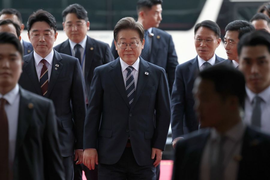 이재명 대통령이 26일 추가경정예산 시정연설을 위해 도착한 국회에서 환담장으로 이동하고 있다. 이 대통령은 국회에 도착해 우원식 국회의장과 인사했다. 연합뉴스
