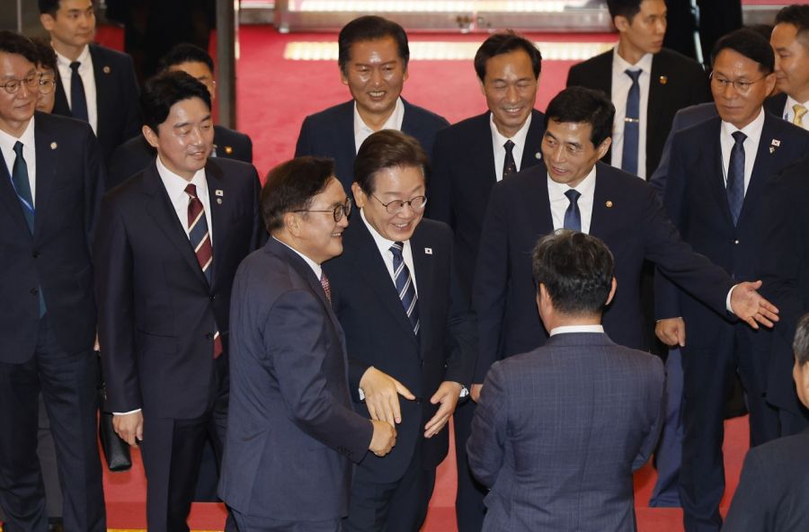이재명 대통령이 26일 추가경정예산 시정연설을 위해 도착한 국회에서 환담장으로 이동하고 있다. 이 대통령은 국회에 도착해 우원식 국회의장과 인사했다. 연합뉴스