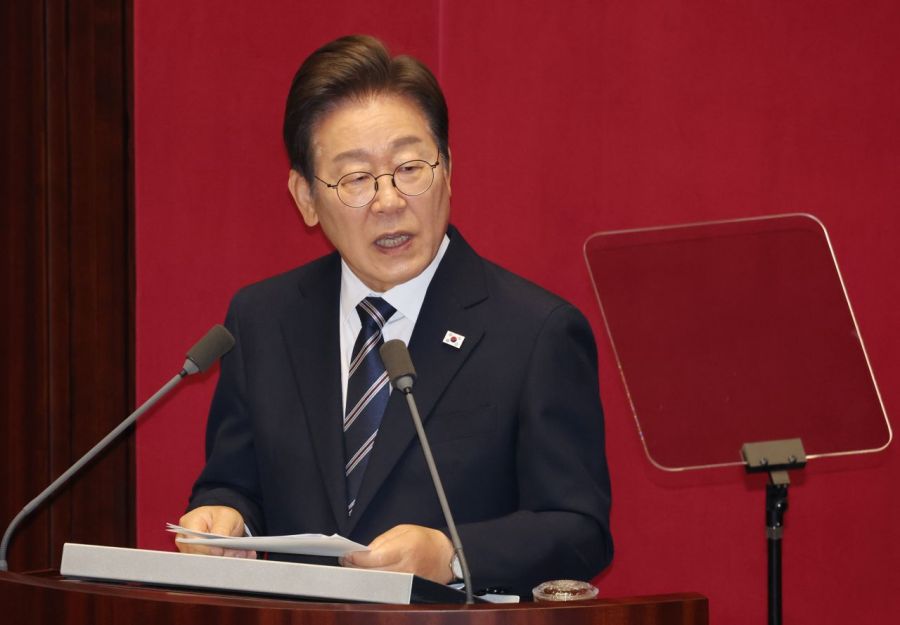 이재명 대통령이 본회의장에 입장해 더불어민주당 의원들의 박수를 받으며 인사하고 있다. 이 대통령은 추가경정예산 시정연설에서 야당의 협조를 요청했다. 연합뉴스