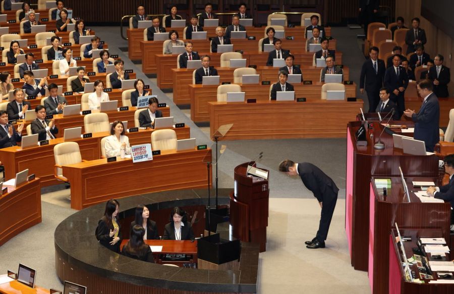 이재명 대통령이  추가경정예산 시정연설을 마친 뒤 고개 숙여 인사하고 있다. 연합뉴스