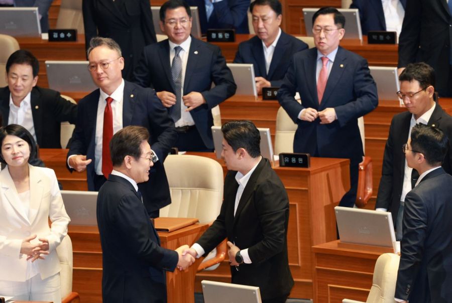 추가경정예산 시정연설을 마친 이재명 대통령이 우원식 국회의장과 악수하고 있다. 이 대통령은 퇴장하며 국민의힘 의원들과 악수했다. 연합뉴스