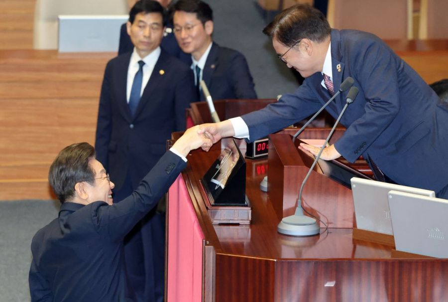 추가경정예산 시정연설을 마친 이재명 대통령이 우원식 국회의장과 악수하고 있다. 이 대통령은 퇴장하며 국민의힘 의원들과 악수했다. 연합뉴스