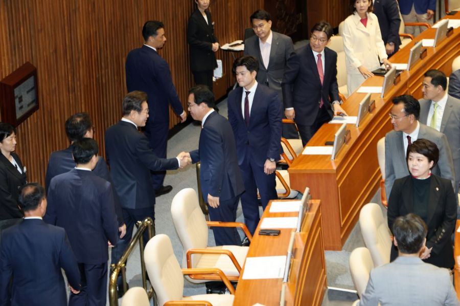 이재명 대통령이 추가경정예산 시정연설을 마친 뒤 더불어민주당 당대표 후보인 박찬대, 정청래 의원을 만나 격려하고 있다. 연합뉴스