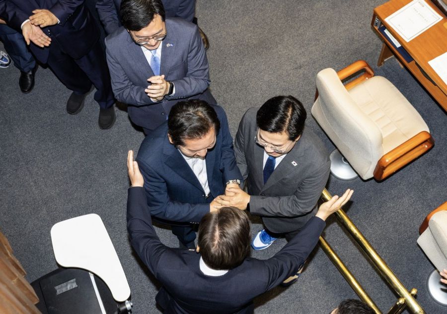 이재명 대통령이 추가경정예산 시정연설을 마친 뒤 더불어민주당 당대표 후보인 박찬대, 정청래 의원을 만나 격려하고 있다. 연합뉴스