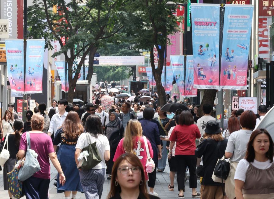 2025 코리아뷰티페스티벌'이 시작된 19일 서울 명동 거리에 행사 현수막이 걸려있다. 연합뉴스