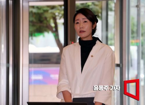 강선우 여성가족부 장관 후보자가 26일 인사청문회 준비를 위해 서울 종로구 이마빌딩에 마련된 청문회 준비 사무실로 출근, 취재진에게 소감을 밝히고 있다. 2025.06.26 윤동주 기자