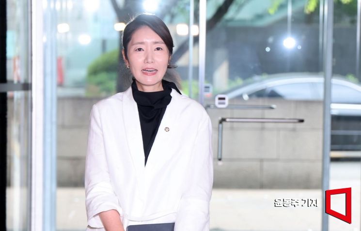 강선우 여성가족부 장관 후보자가 26일 인사청문회 준비를 위해 서울 종로구 이마빌딩에 마련된 청문회 준비 사무실로 출근, 취재진에게 소감을 밝히고 있다. 2025.06.26 윤동주 기자