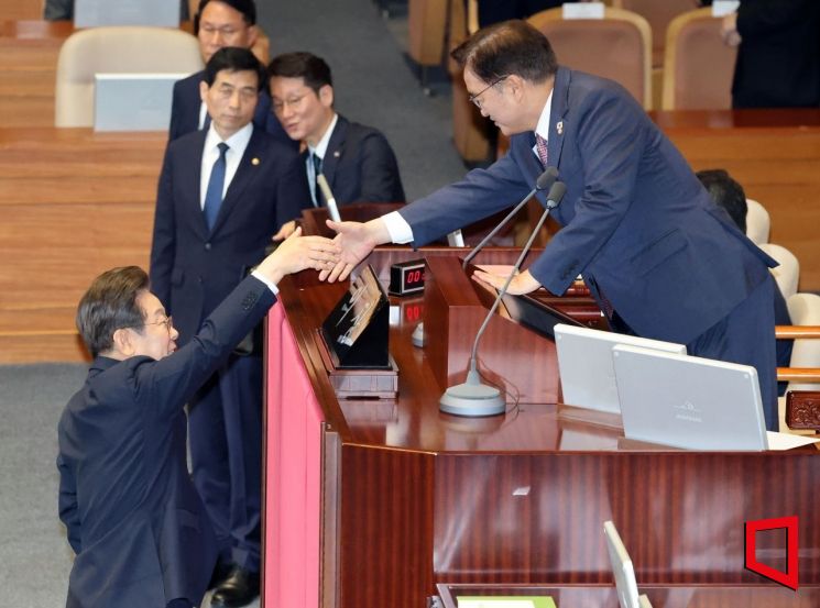 [포토] 국회의장과 악수하는 이재명 대통령