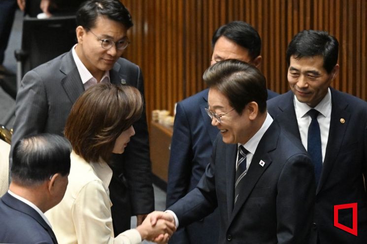 [포토] 나경원 의원과 악수하는 이재명 대통령