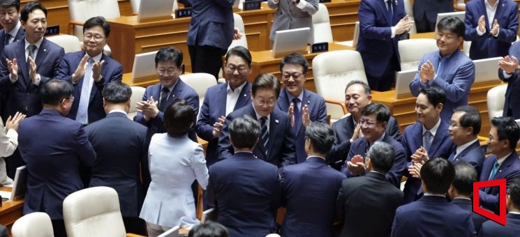 [포토] 단상 이동하며 의원들과 인사하는 이재명 대통령