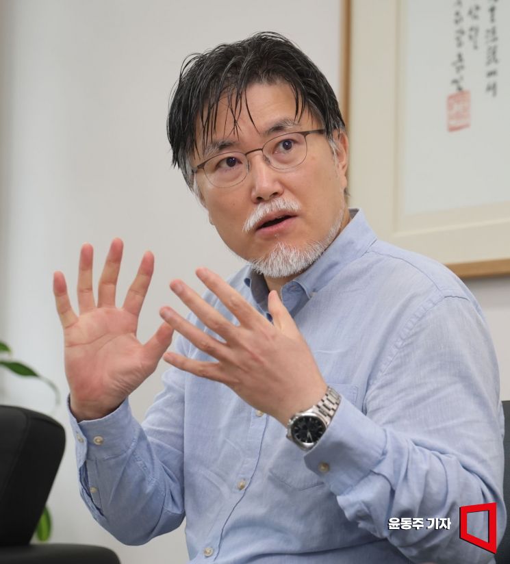 강성용 서울대 교수가 서울 서울대학교 아시아연구소에서 김대식 교수, 김혜연 안무가와 인터뷰를 하고 있다. 윤동주 기자