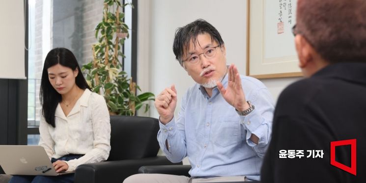 강성용 서울대 교수가 서울 서울대학교 아시아연구소에서 김대식 교수, 김혜연 안무가와 인터뷰를 하고 있다. 윤동주 기자