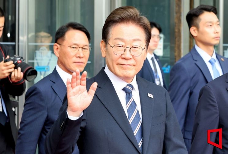 이재명 대통령이 26일 서울 여의도 국회에서  추가경정예산안 시정연설을 마친 뒤, 국회를 나서며 인사를 하고 있다. 2026.06.26 국회사진기자단