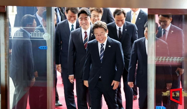 [포토] 국회 본회의장으로 이동하는 이재명 대통령