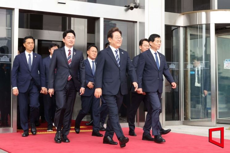[포토] 국회 나서는 이재명 대통령