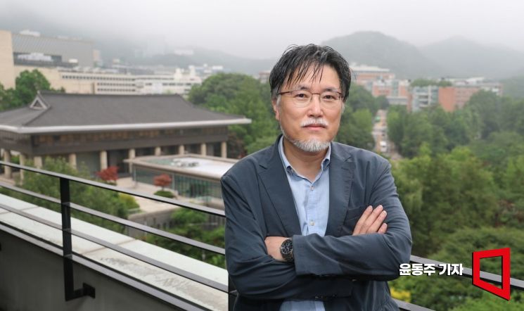 강성용 서울대 교수가 서울 서울대학교 아시아연구소에서 김대식 교수, 김혜연 안무가와 인터뷰를 하고 있다. 윤동주 기자