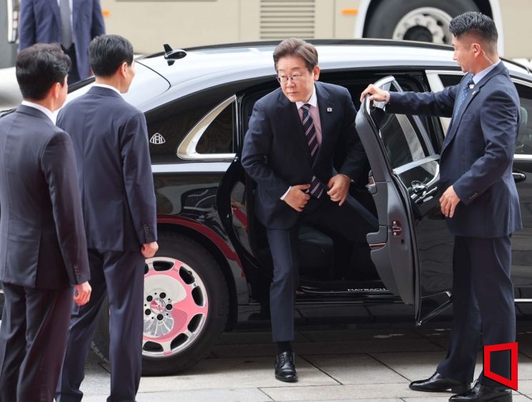 이재명 대통령이 26일 추가경정예산에 대한 시정연설을 하기 위해 서울 여의도 국회에 도착하고 있다. 국회사진기자단