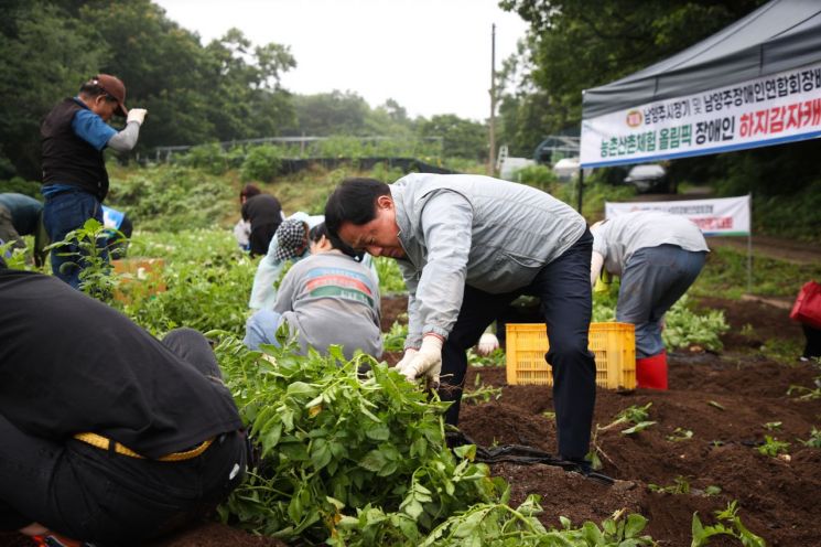 주광덕 시장, 장애인과 감자캐기…"따뜻한 연대 자리로 자리매김"