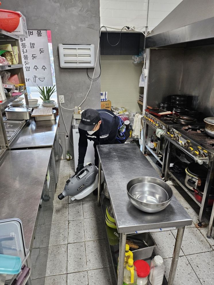 한수원 고리본부, 기장 영세음식점 방역 지원 나서