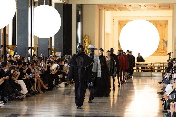 송지오, 파리패션위크에서 26SS 컬렉션 성료