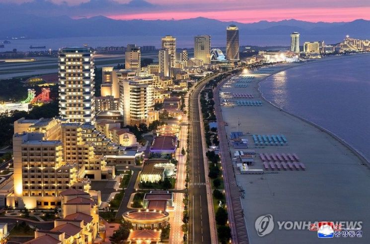 북한의 대형 해변 리조트 단지인 강원도 원산 갈마 해안관광지구가 준공됐다. 조선중앙통신은 26일 김정은 국무위원장이 참석한 가운데 "원산갈마해안관광지구 준공식이 24일에 성대히 진행됐다"고 보도했다. 평양 조선중앙통신 연합뉴스