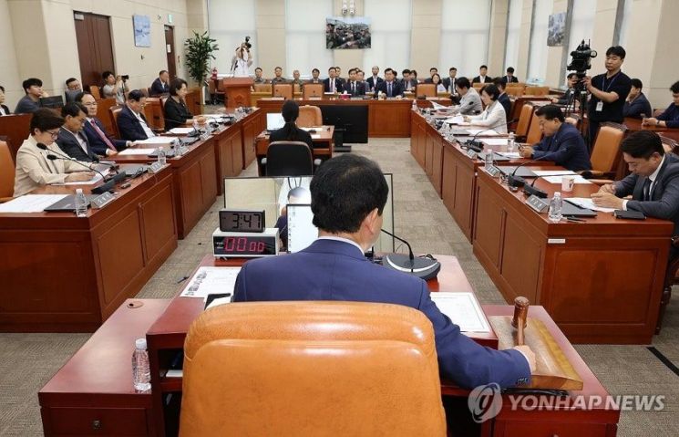 26일 국회에서 열린 국방위원회 전체회의에서 국민의힘 소속 성일종 위원장이 2025년도 제2회 추가경정예산안을 의결하며 의사봉을 두드리고 있다. 연합뉴스