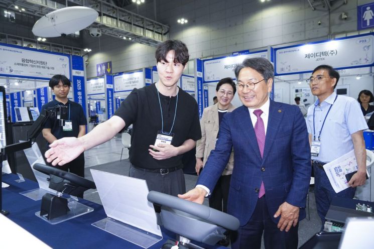 [포토] '2025 광주미래산업엑스포' 개막