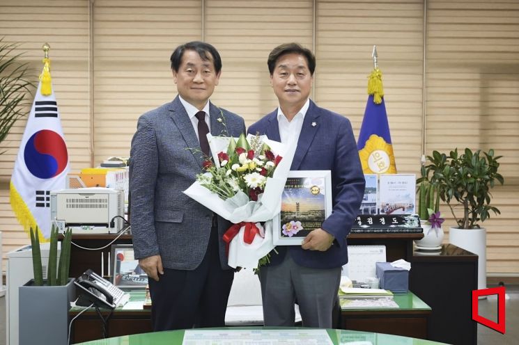 권기윤 안동시의회 의원(오른쪽)이 2025 한국사회를 빛낸 대한민국 충효대상’에서 의정부문 보훈단체 지원 최우수 의정 공로대상을 수상한뒤 김경도 안동시의회의장(왼쪽)과 기념촬영 하고 있다.