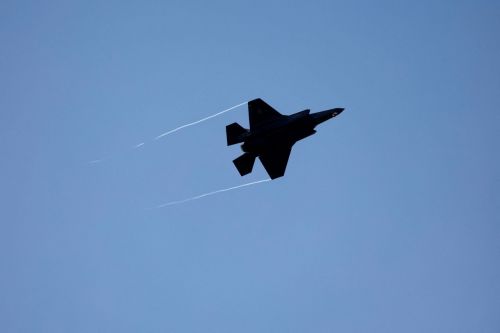 미국 방산업체 록히드 마틴사의 F-35A 전투기가 지난 16일(현지시간) 프랑스 파리 인근 르부르제 공항에서 열린 '제55회 파리 국제 에어쇼'에서 시범 비행을 선보이고 있다. 로이터연합뉴스
