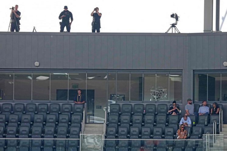 경기장 지붕 위에 배치된 비밀경호국 소속 저격수 3명이 각각 무기를 들고 경계를 서는 모습이 현지 카메라에 포착됐다. AFP·연합뉴스