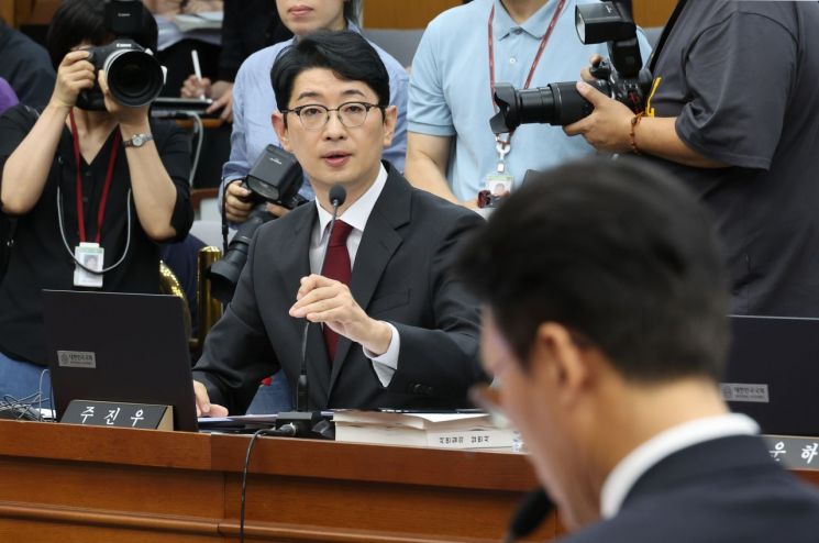 주진우 의원이 지난 24일 서울 여의도 국회에서 열린 인사청문회에서 김민석 국무총리 후보자에게 질의하고 있다. 연합뉴스