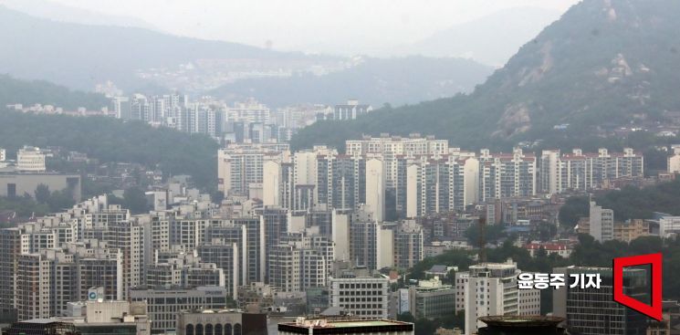 27일 서울 마포·성동구 아파트 가격이 2013년 관련 통계 공표가 시작된 이래 가장 큰 폭으로 오른것으로 발표되었다. 서울 아파트 값은 더 오를 것이라는 기대심리로 상승세가 당분간 계속 이어질것으로 전망되고 있다. 사진은 서울 남산에서 바라본 서울 시내 아파트 단지 전경. 2025.06.27 윤동주 기자