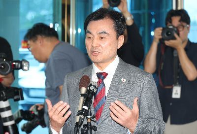 안규백 국방부장관 후보자가 27일 서울 용산구 육군회관에 마련된 인사청문회 준비 사무실로 첫 출근하며 취재진의 질문에 답하고 있다. 2025.6.27 조용준 기자