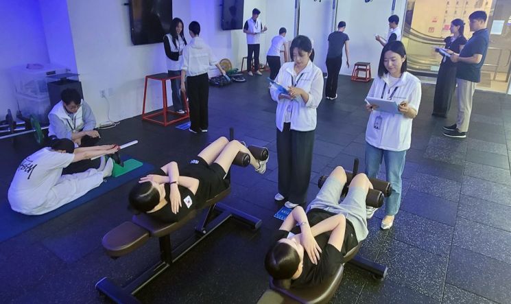 에어프레미아 객실승무원 채용 지원자들의 체력 측정 평가 모습. 에어프레미아 제공