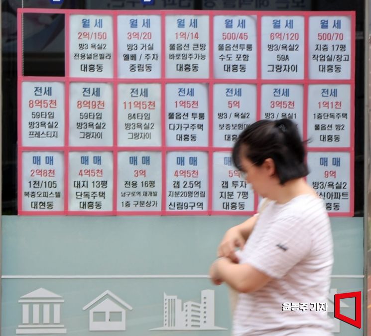 27일 서울 마포·성동구 아파트 가격이 2013년 관련 통계 공표가 시작된 이래 가장 큰 폭으로 오른것으로 발표되었다. 서울 아파트 값은 더 오를 것이라는 기대심리로 상승세가 당분간 계속 이어질것으로 전망되고 있다. 사진은 서울 마포의한 부동산 공인중개업소 실거래 안내문. 2025.06.27 윤동주 기자